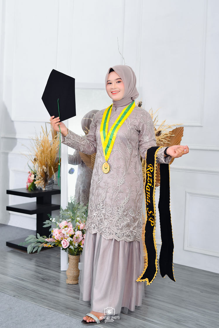 Wisuda Raziana by Mentari
