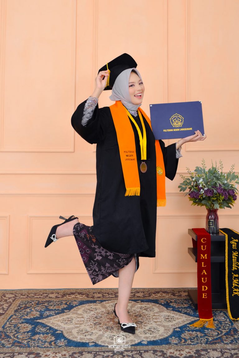 Foto Wisuda Agus Maulida