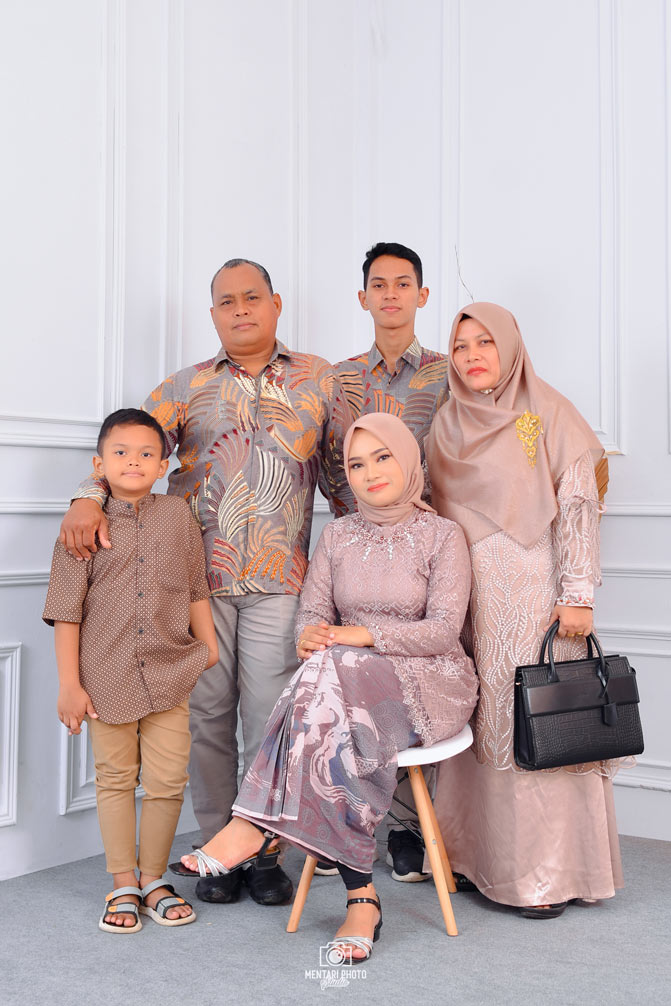 Wisuda Farah & Family