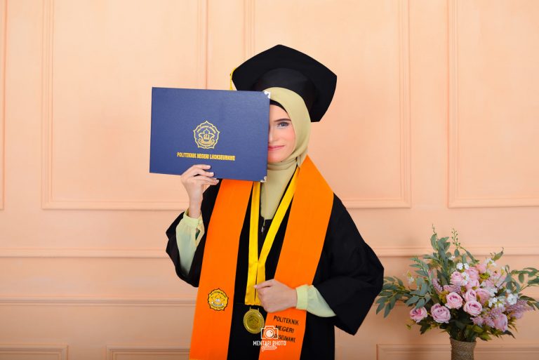 Wisuda Intan Nurzara by Mentari