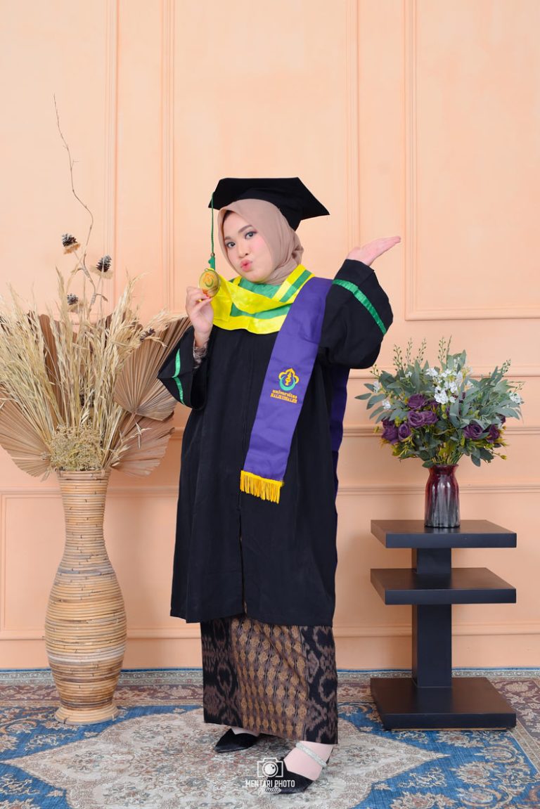 Foto Wisuda Aina