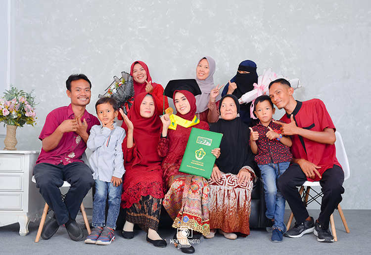 Foto Wisuda Aprilia Hidayana dan keluarga