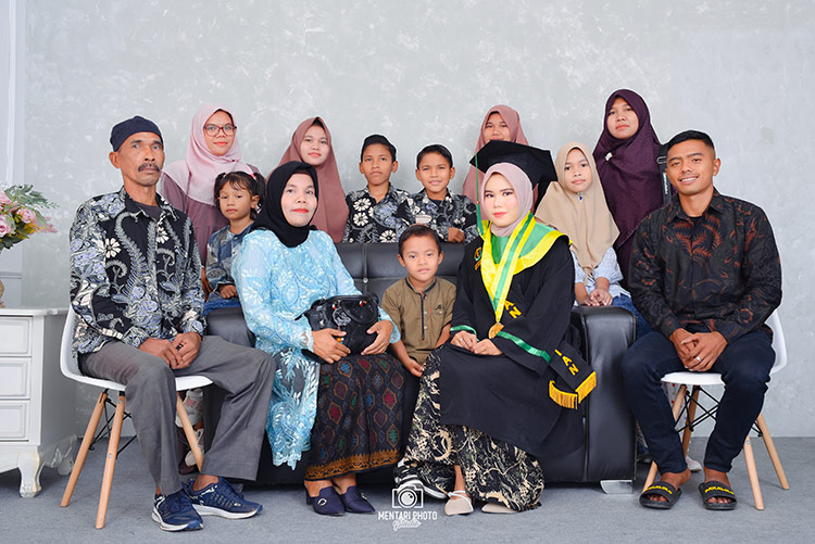 Foto Wisuda Nisya dan keluarga
