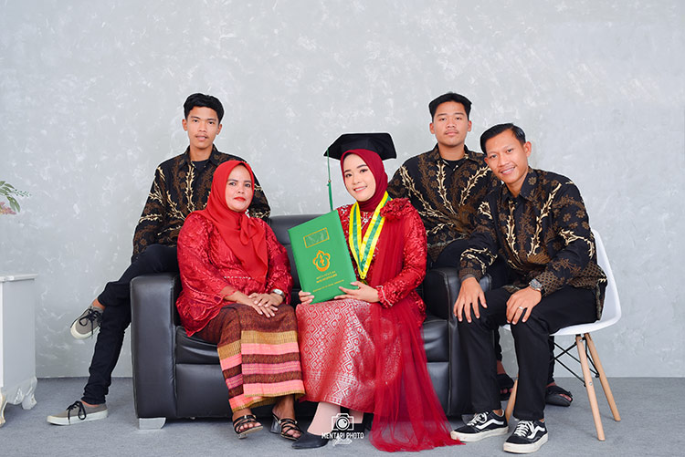 Foto Wisuda Nita Kumalasari dan keluarga