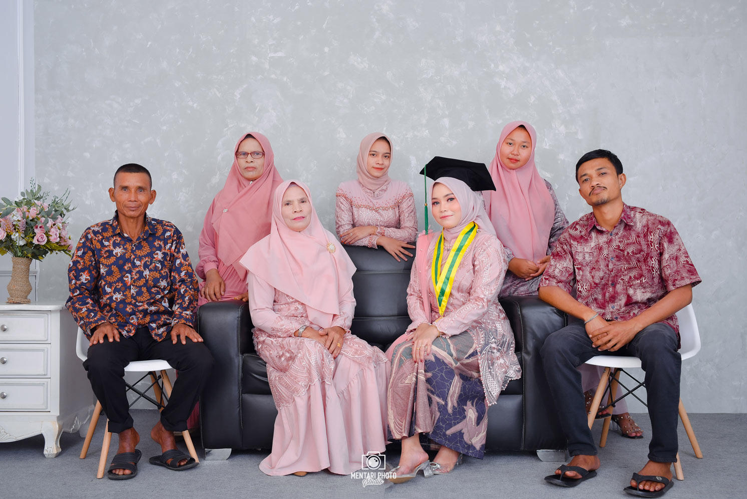Foto Wisuda Nurmayanti dan keluarga