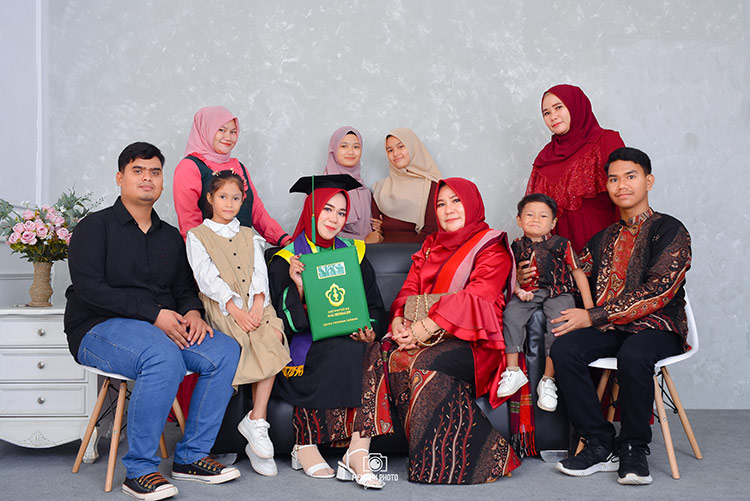 Foto Wisuda Nurul dan keluarga