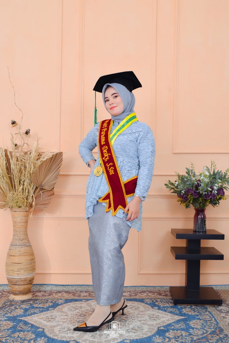 Foto Wisuda Putri Purnama