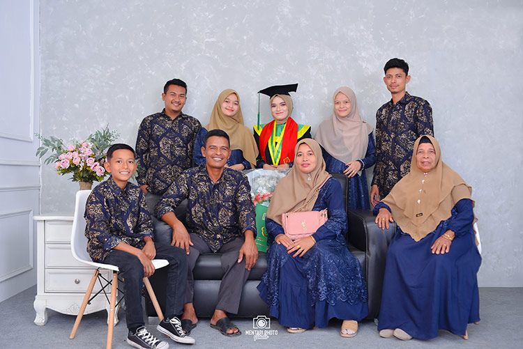Keluarga Rauzatul Muna saat foto wisuda unimal 2022