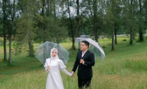 Wedding rahmi dan iqbal foto di hutan postwedding menggunakan baju putih dan jas hitam