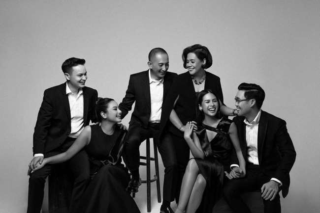 Ide Foto Studio Keluarga Black white