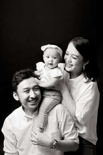 Ide Foto Studio Keluarga Hitam putih