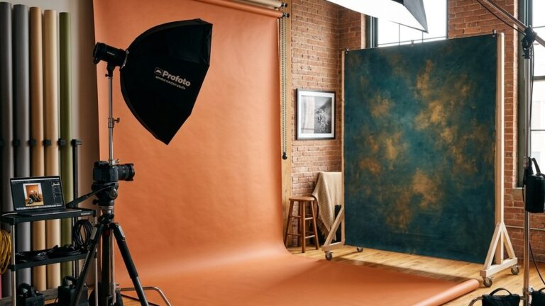 Perbedaan karakter background kertas seamless roll vs kanvas lukis bertekstur